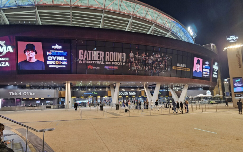 Zwei LEDs von Daktronics sind am Stadioneingang installiert. (Foto: Daktronics)