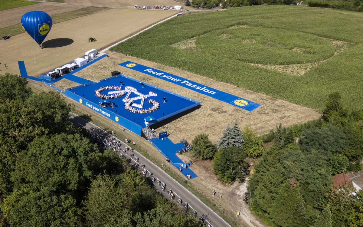 Die Fan-Tafel und das große Lidl-Logo im Maisfeld aus der Vogelperspektive. (Foto: Lidl)