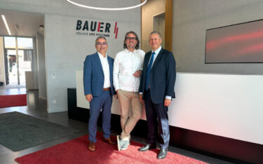 Von links: Salih Akyildiz, Geschäftsführer bei Media-Tek, Thomas Klug, Niederlassungsleiter bei Media-Tek, und Franz Bauer, Vorsitzender des Verwaltungsrats und Geschäftsführender Direktor bei Bauer Elektroanlagen Holding SE. (Foto: BAUER Elektroanlagen)