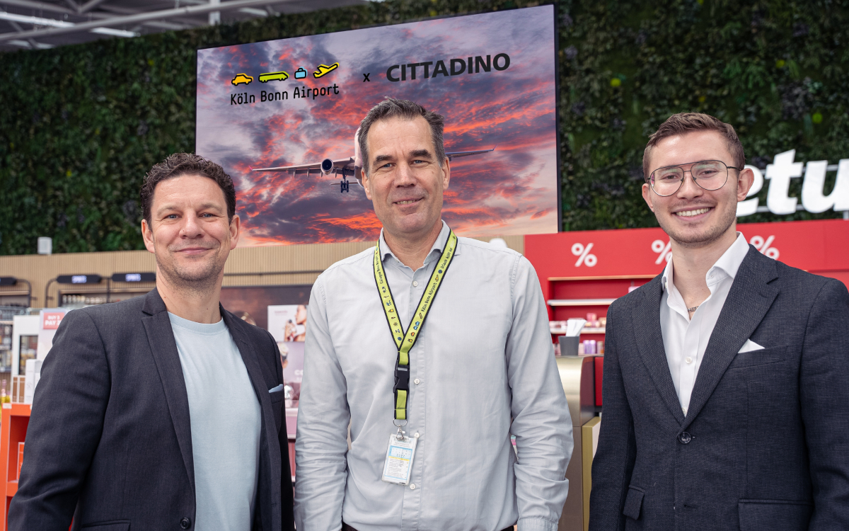 Von links: Christian Helbig, Head of Sales bei Cittadino, Stephan Merkens, Head of Airport Media Sales bei Flughafen Köln/Bonn, Gian-Luca Ferralis, Brand Manager bei Cittadino. (Foto: CITTADINO)