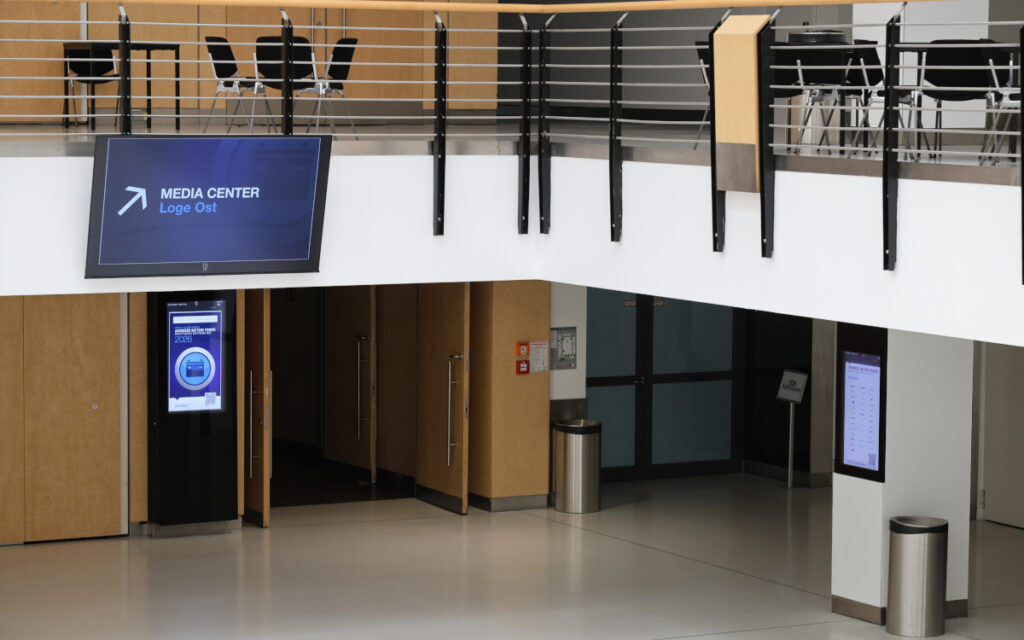 Über Displays im gesamten Haus leitet die Halle Münsterland ihre Besucher künftig mit der Software Smartperform zu Ständen und Sälen. (Foto: Immersion7)