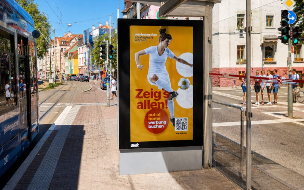 Das digitale Citylight-Poster an der Haltestelle Schwarzwaldstraße in Freiburg von Awk Aussenwerbung (Foto: awk Aussenwerbung)