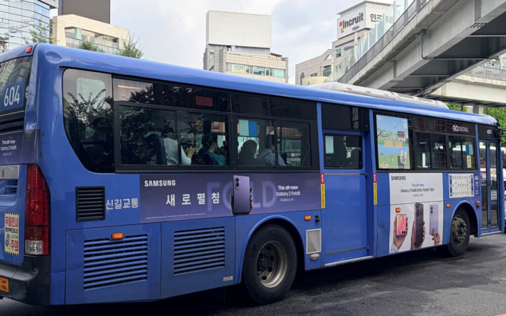 Auch auf Bussen in Seoul werden die Smartphones beworben. (Foto: Samsung)