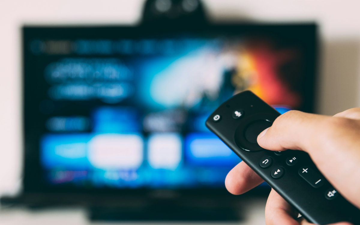 Laut der Omnicom-Studie „Cross Media Playbook" bleibt TV-Werbung der wirkungsstärkste Touchpoint fürs Markenerleben. (Foto: Glenn Carstens-Peters / Unsplash)