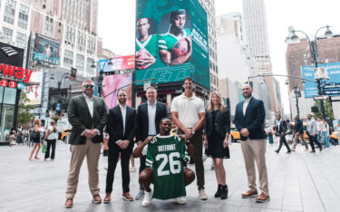Verantwortliche von Outfron Media und den New York Jets, inklusive Bart Scott, beim DooH-Launch der Partnerschaft. (Foto: OUTFRONT Media)