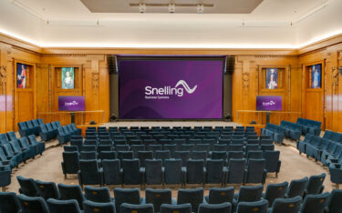 Die Directlight-Pro-LED-Wand von Leyard Europe ersetzt im Kelvin Lecture Theatre am Savoy Place die bisherige Doppelprojektion. (Foto: Leyard Europe)