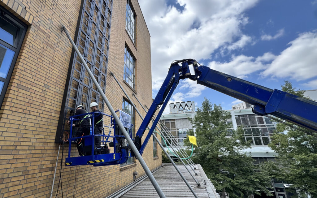 Ein lokaler Partner montiert das Metallgehäuse an der Fassade. (Foto: m.i.b.)