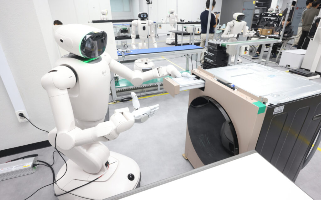 Ein Roboter trainiert alltägliche Aufgaben im LG-Datacenter in Seoul. (Foto: LG)