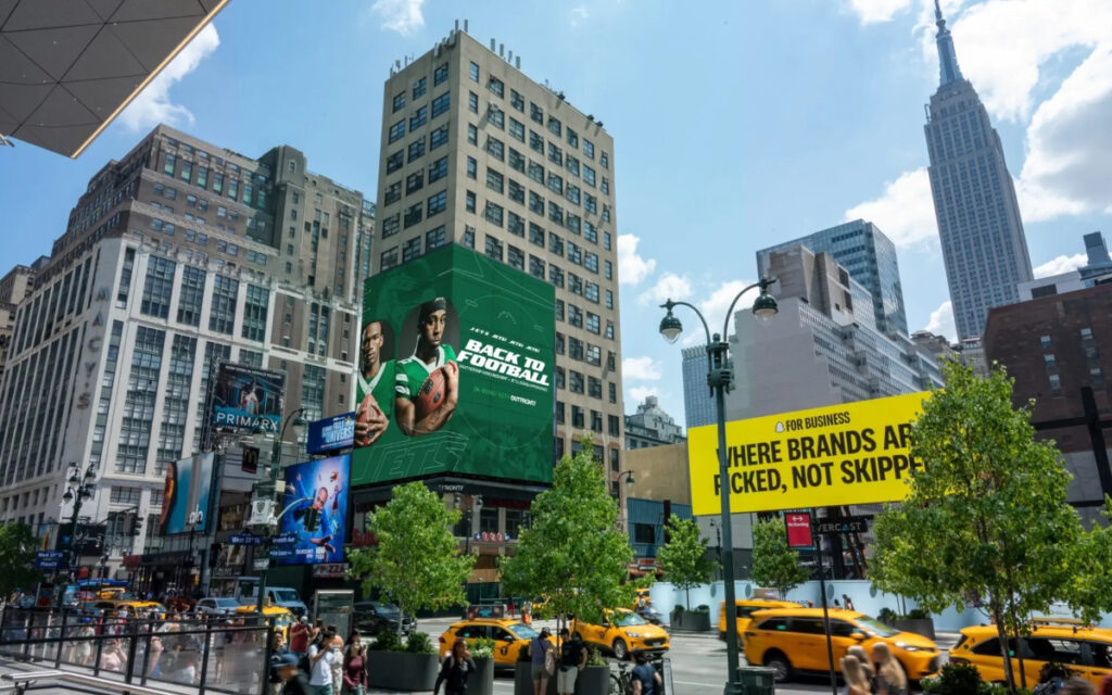 Die Partnerschaft startete mit einer "Back to Football"-Kampagne auf DooH. (Foto: OUTFRONT Media)