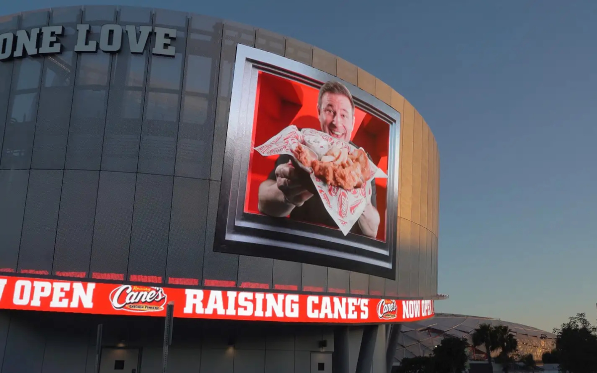 CEO und Gründer Todd Combo wirbt selbst auf dem 3D-Screen an seinem Restaurant. (Foto: Render Impact)
