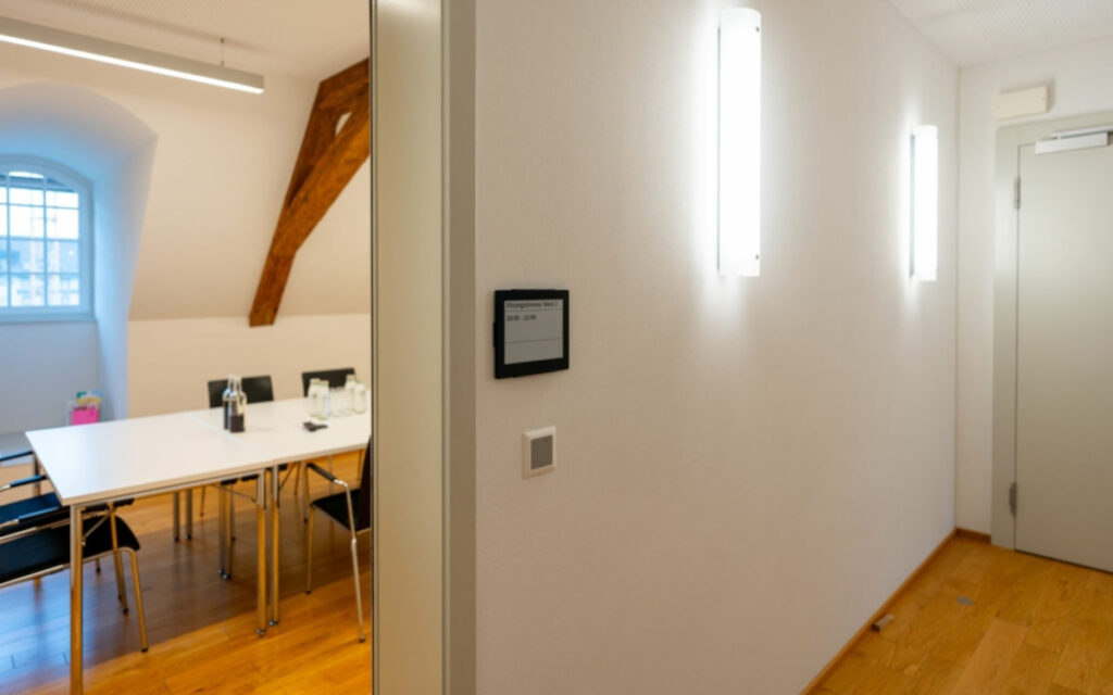 Digitale Doorsigns zeigen Raumbuchungen an. (Foto: easescreen)