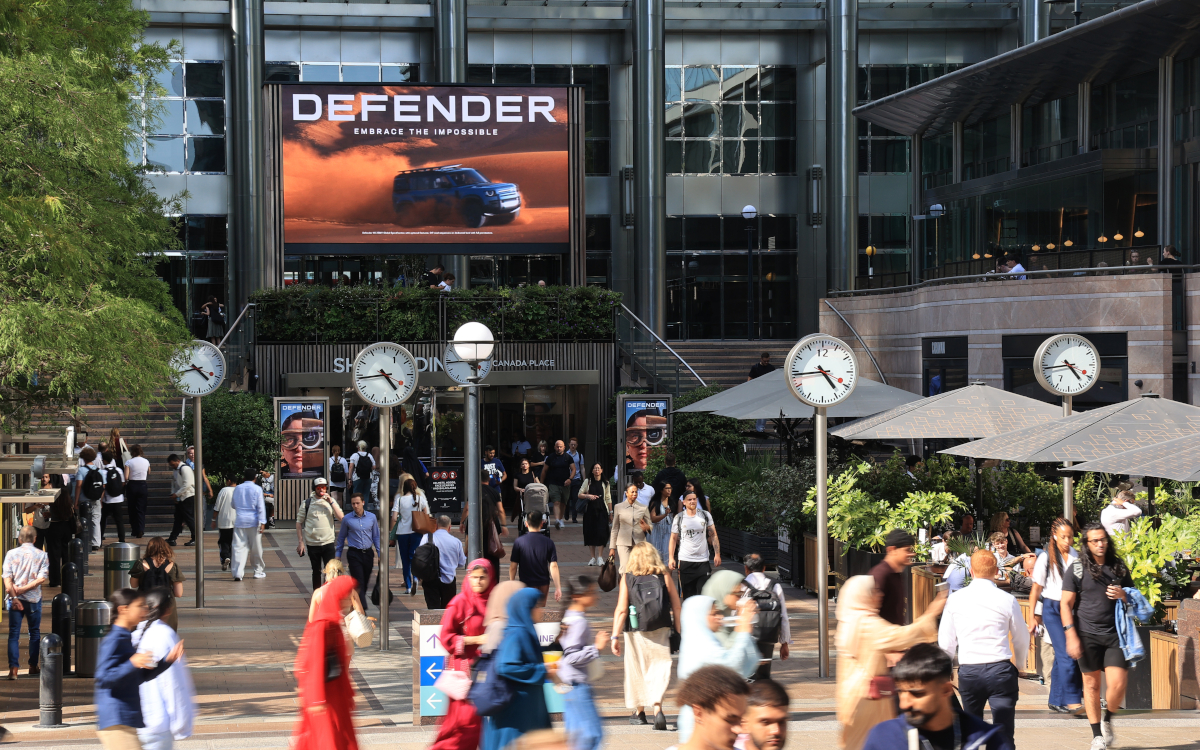 Der Screen am Reuters Plaza im Canary-Wharf-Bezirk im Osten Londons (Foto: Ocean Outdoor)