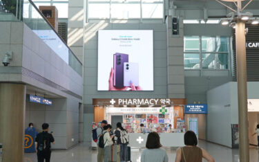 Samsung aktiviert DooH-Screens am Incheon Flughafen, um die neue Galaxy-Z-Serie zu bewerben. (Foto: Samsung)