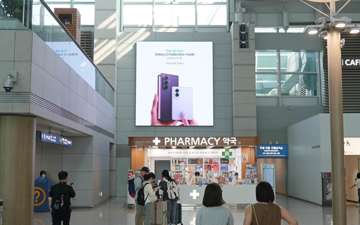 Samsung aktiviert DooH-Screens am Incheon Flughafen, um die neue Galaxy-Z-Serie zu bewerben. (Foto: Samsung)