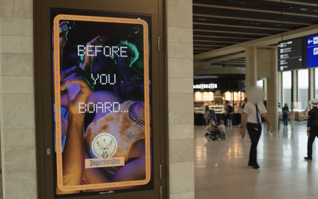 Digitaler DooH-Content ergänzt den Pop-up-Store am Frankfurter Flughafen. (Foto: Media Frankfurt)