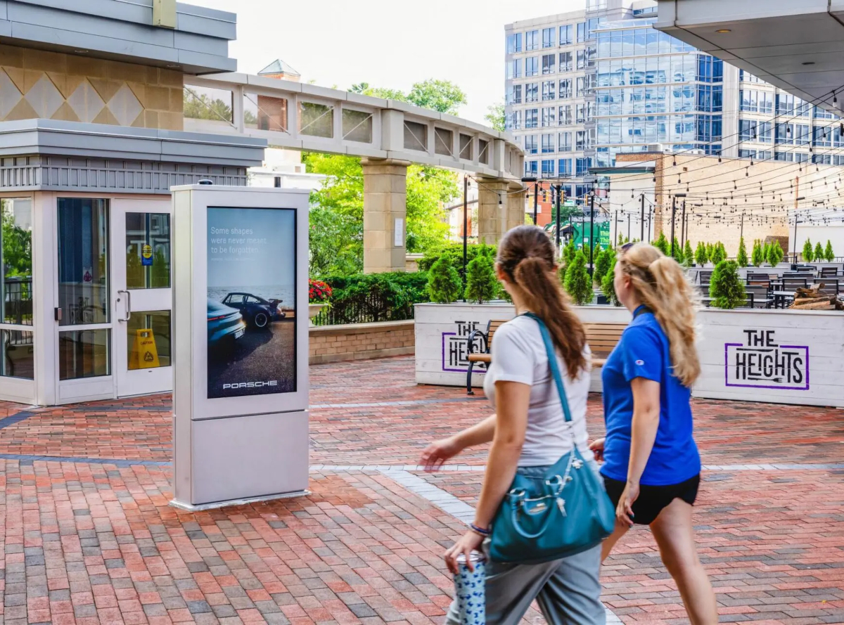 Ein digitales Werbedisplay von Screenverse erreicht Passanten auf einem Mixed-Use-Areal im Freien in den USA. (Foto: Screenverse)