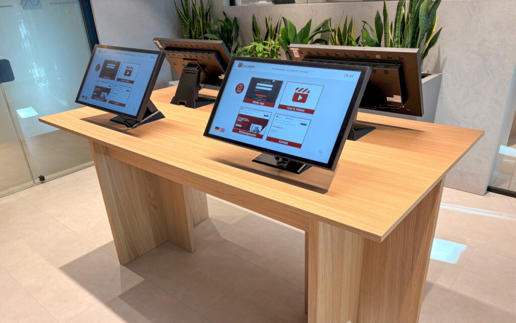 Vier interaktive Terminals decken den Self-Service-Bereich ab. (Foto: Immersion7)