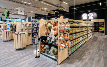 Umdasch The Store Makers hat den neuen Kölle-Zoo-Markt in Gralla mit Regalsystemen, Eingangsportal und individuell gefertigten Holzelementen ausgestattet. (Foto: Umdasch)