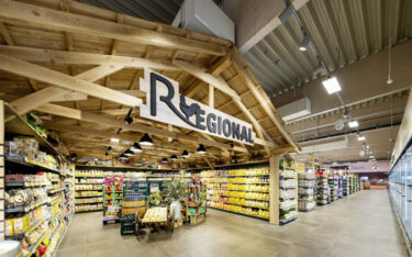 Eine hölzerne Installation zeigt das regionale Angebot im neuen Rewe-Markt in Baienfurt. (Foto: umdasch The Store Makers)