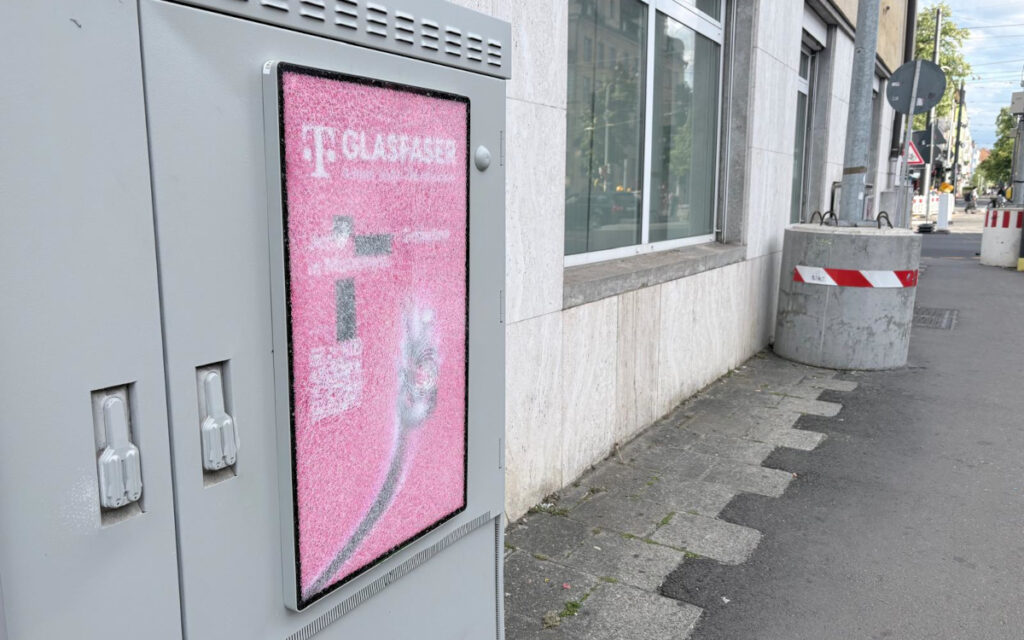 Beschädigter Screen in München (Foto: invidis)