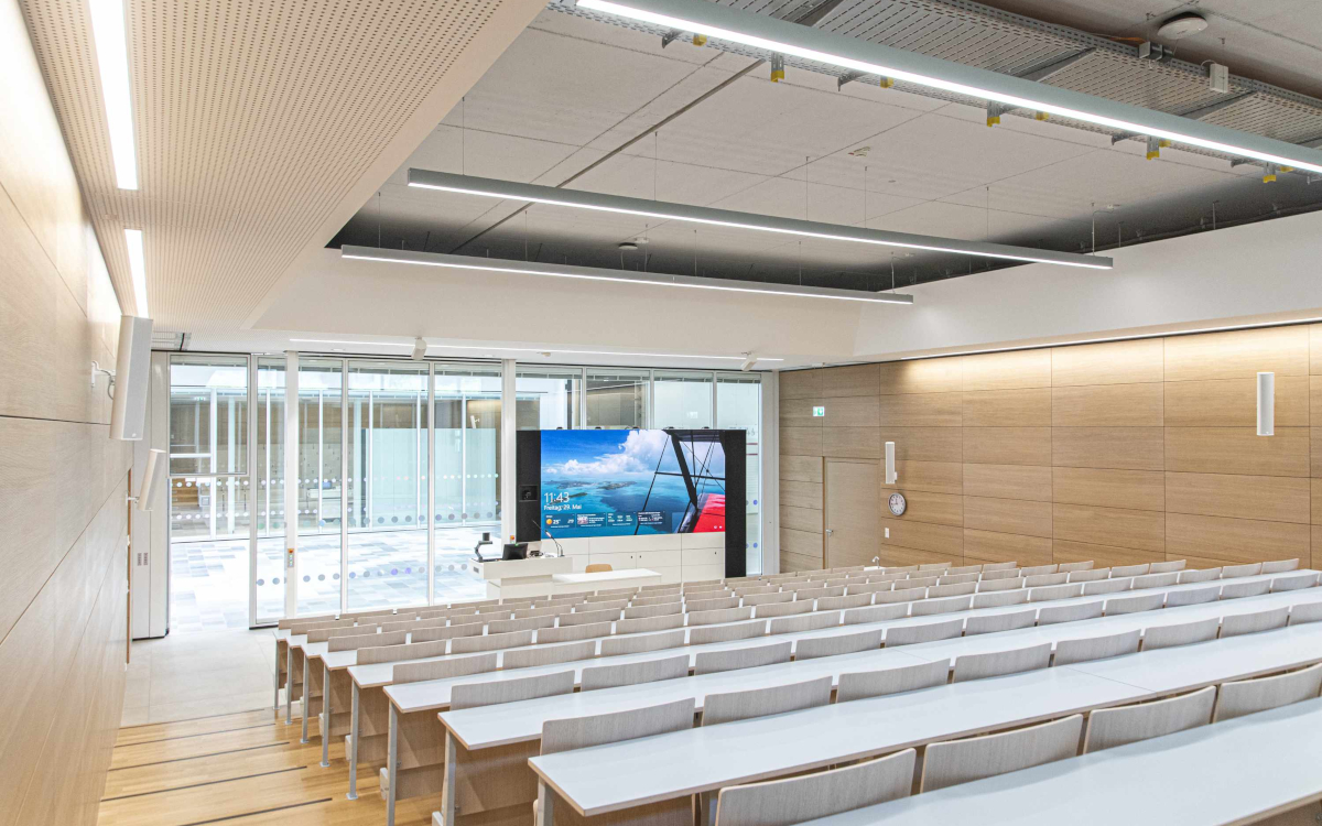 Im Neubau Cyber Valley I in Tübingen laufen Medien- und Steuersignale über ein AVoIP-Netz, das Wireworx gemeinsam mit der Hochschul-IT geplant hat. (Foto: Frank und Steff Photografie)