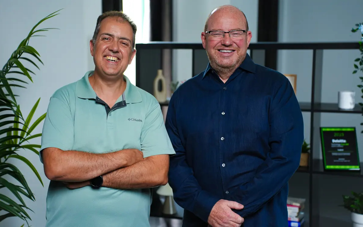 Vangelis Mihalopoulos, CEO bei Yodeck, und James Robins, CMO bei Yodeck (Foto: Flipnode)