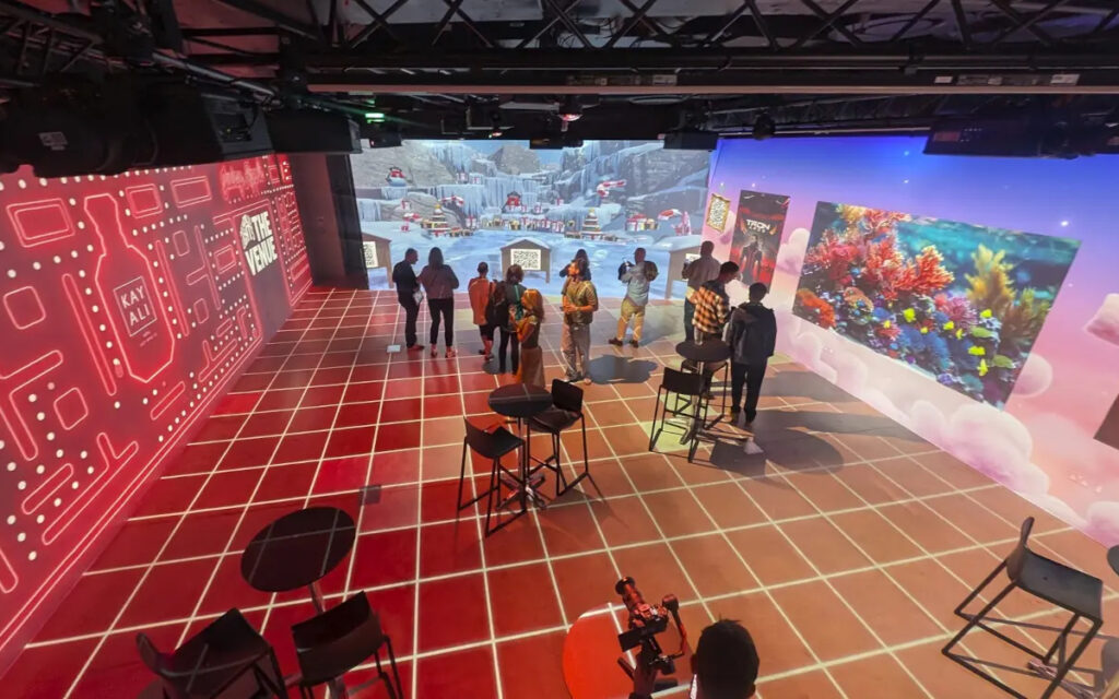 Im Erdgeschoss von The Venue sorgt Projection Mapping für immersive Erlebniswelten, wie hier beim Launch-Event gezeigt. (Foto: invidis)