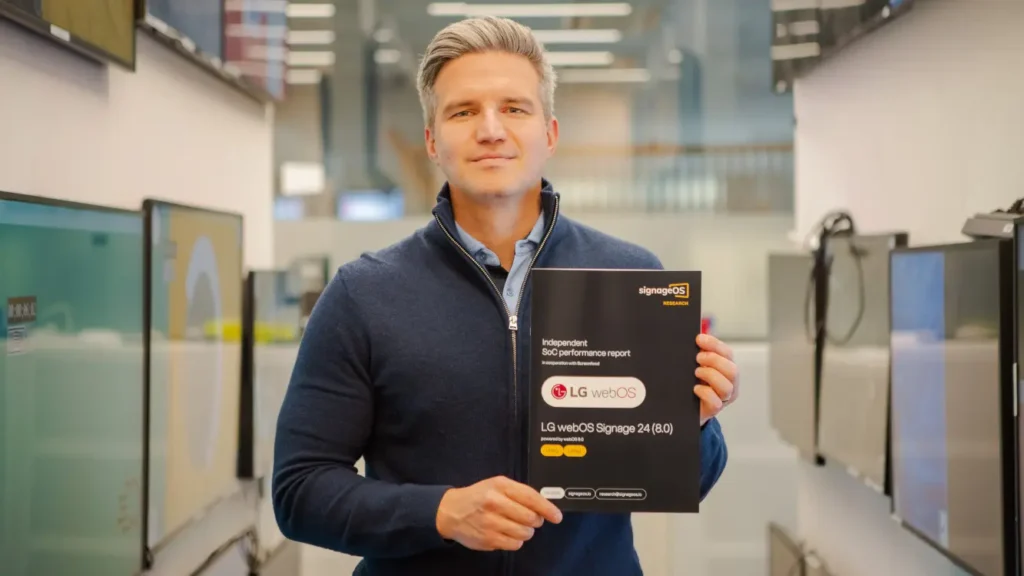 Stan Richter, CEO bei SignageOS, mit dem Benchmark-Bericht (Foto: SignageOS)