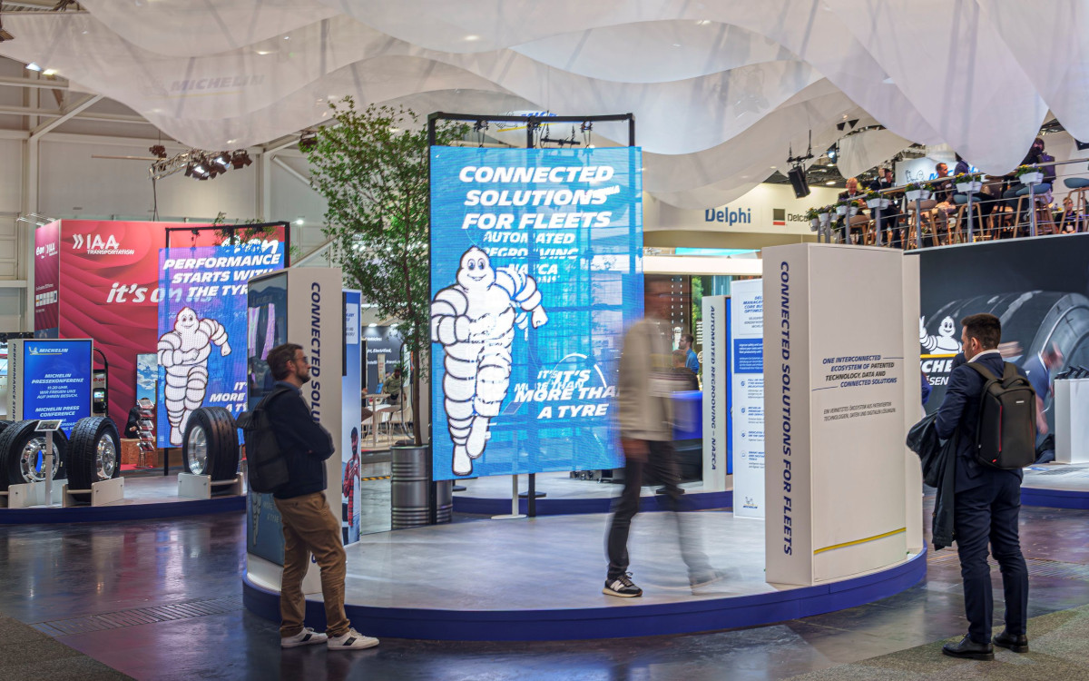 Transparent-LED auf dem Michelin-Stand (Foto: DERSE)