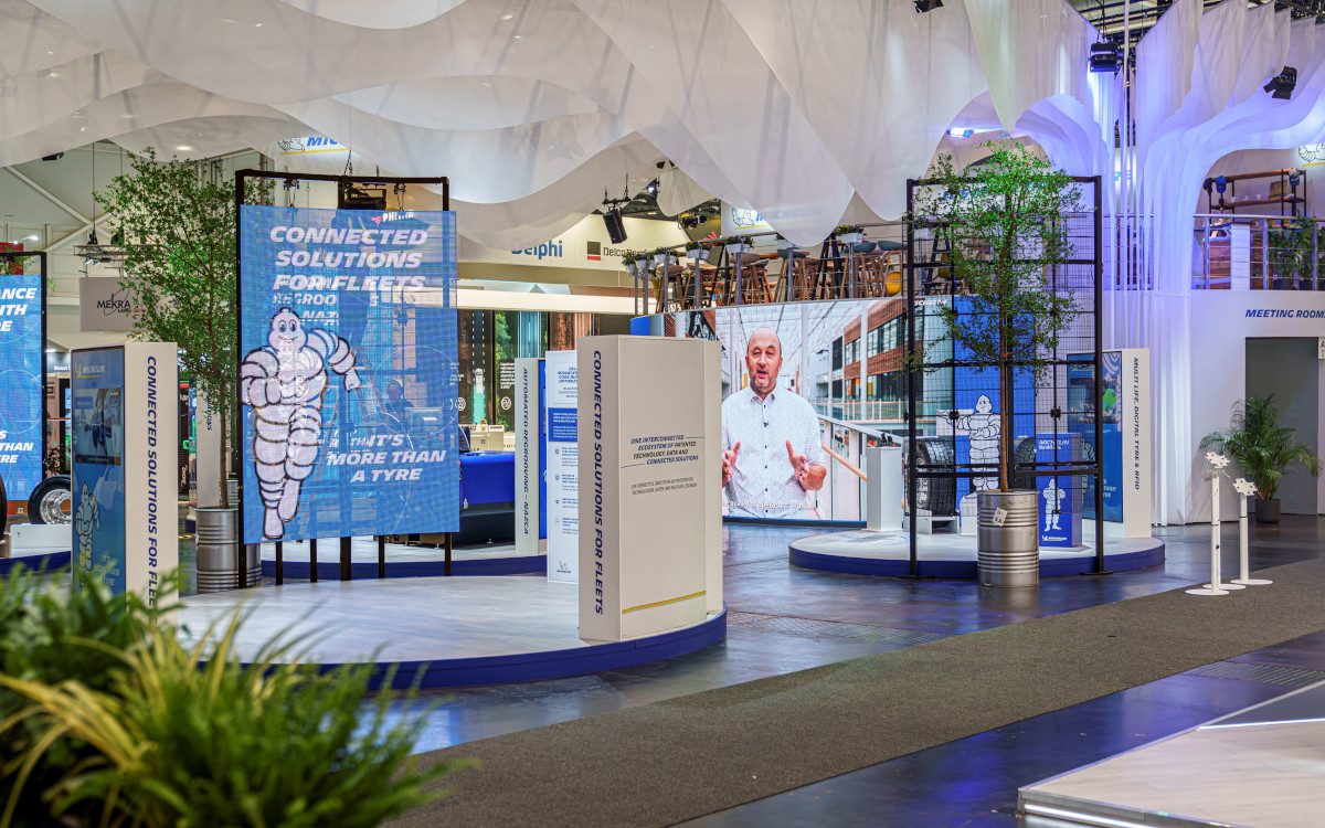 Transparent-LED auf dem Michelin-Stand (Foto: DERSE)