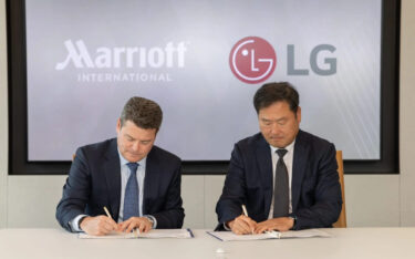 Von links: Drew Pinto, Executive Vice President und Chief Revenue and Technology Officer bei Marriott International, sowie Don Kwack, Präsident und CEO von LG Electronics North America, unterzeichnen die Kooperationsvereinbarung. (Bild: LG Electronics)