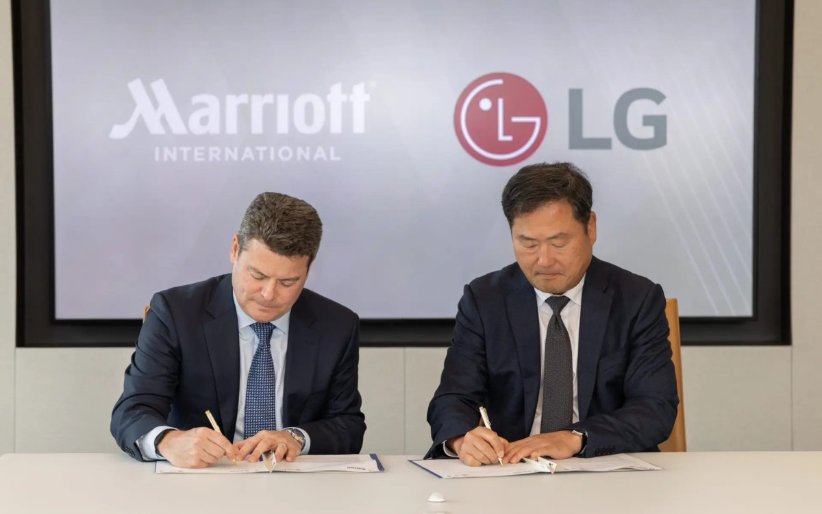 Von links: Drew Pinto, Executive Vice President und Chief Revenue and Technology Officer bei Marriott International, sowie Don Kwack, Präsident und CEO von LG Electronics North America, unterzeichnen die Kooperationsvereinbarung. (Bild: LG Electronics)