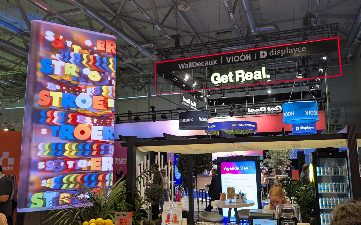 IDOOH World, mit Ströer-Content und Blick auf den Walldecaux/Viooh/Displayce-Stand (Foto: invidis)