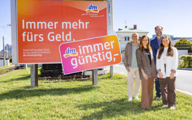 Von links: Thomas Frauenschuh (Regionalleitung Salzburg, Epamedia), Katharina Garber (Managerin Kommunikation National, DM Österreich), Rainer Eschrich (Head of Agency Sales, Epamedia, Melissa Lorenzoni (Fachkraft Klassische & Lokale Kommunikation, DM Österreich) - (Foto: EPAMEDIA)
