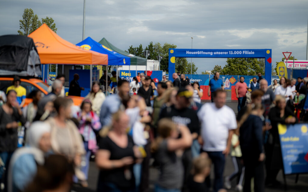 Zu Eröffnung gab es ein dreitägiges Fest vor der Filiale in Raunheim. (Foto: Lidl)