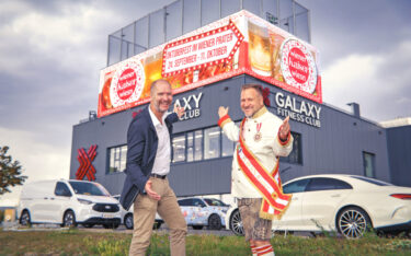 Marcus Zinn, Director Sales DooH bei Azerion, gemeinsam mit dem "Wiesn Kaiser" Johann Pitterman von der Wiener Kaiser Wiesn. (Foto: Azerion Austria)
