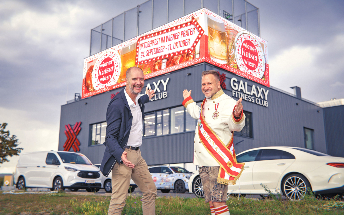 Marcus Zinn, Director Sales DooH bei Azerion, gemeinsam mit dem "Wiesn Kaiser" Johann Pitterman von der Wiener Kaiser Wiesn. (Foto: Azerion Austria)
