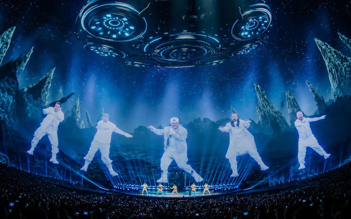Die Backstreet Boys treten in der Sphere Las Vegas auf, wo Disguise-Technologie die großformatigen visuellen Inhalte des Venues antreibt. (Foto: Sphere Entertainment)