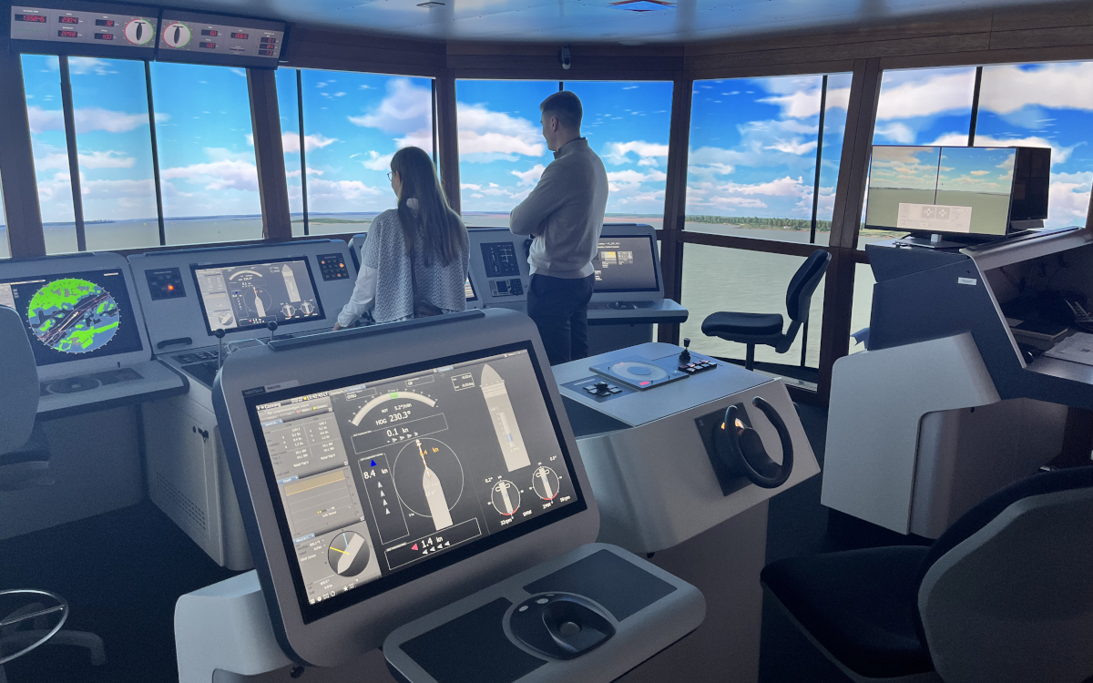 28 Iiyama-Displays mit 105-Zoll bilden im Hochkant-Format den Blick von einer simulierten Schiffsbrücke. (Foto: iiyama)