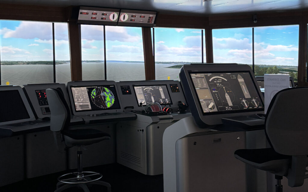 Die Software kann nahezu jeden Hafen der Welt nachstellen. (Foto: iiyama)