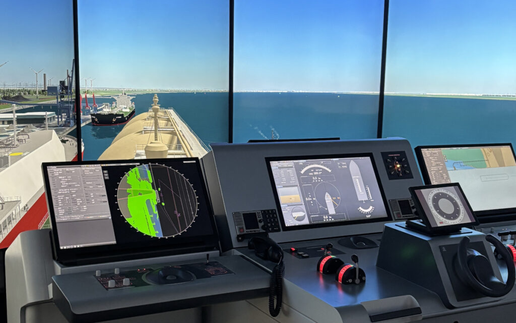 In fünf weitere Übungsräumen´, die Schiffsbrücken simulieren, sind 86-Zoll-Displays installiert. (Foto: iiyama)