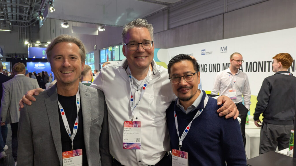Christian Schmitt von der Haufe Group mit Carsten Köster und Sammy Nguyen von Advision (Foto invidis)