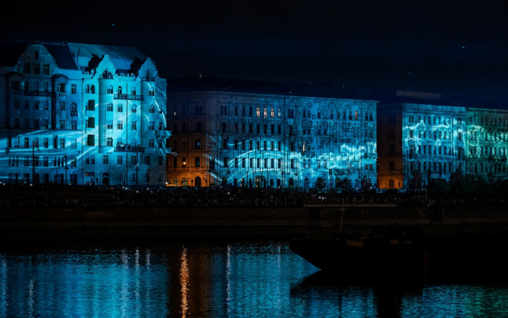 Historische Gebäude am Donauufer wurden zur Fläche für das Projection Mapping. (Foto: Panasonic)
