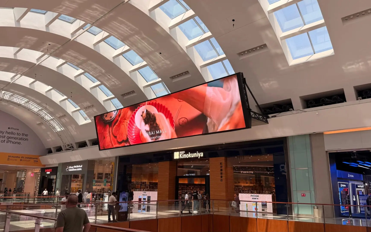 Die LED-Displays der Dubai Mall fügen sich auch in tageslichtdurchflutete Innenbereiche ein. (Foto: InfiLED)