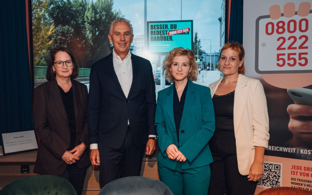 Von links: Beate Malekzadeh-Forstner, Geschäftsführerin Verein der Autonomen Österreichischen Frauenhäuser, Franz Solta, CEO bei Gewista, Eva-Maria Holzleitner, Bundesministerin für Frauen, Wissenschaft und Forschung und Iga Zakrzewska, Vorständin Verein Autonome Österreichische Frauenhäuser (Foto: Niklas Schnaubelt)