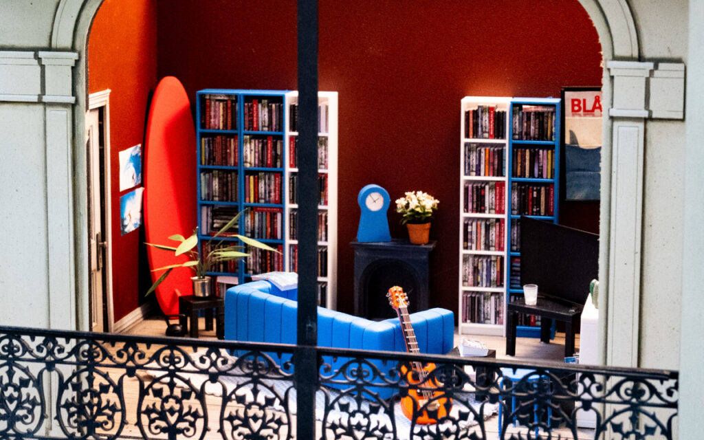 Ein kleine Beispielwohnung in Melbourne mit Bücherregalen, Wanddekoration und Surfbrett (Foto: INGKA)