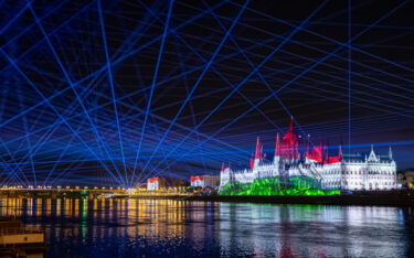 Das ungarische Parlament wurden von Panasonic-Projektoren zum Nationalfeiertag zur Projektionsfläche. (Foto: Panasonic)
