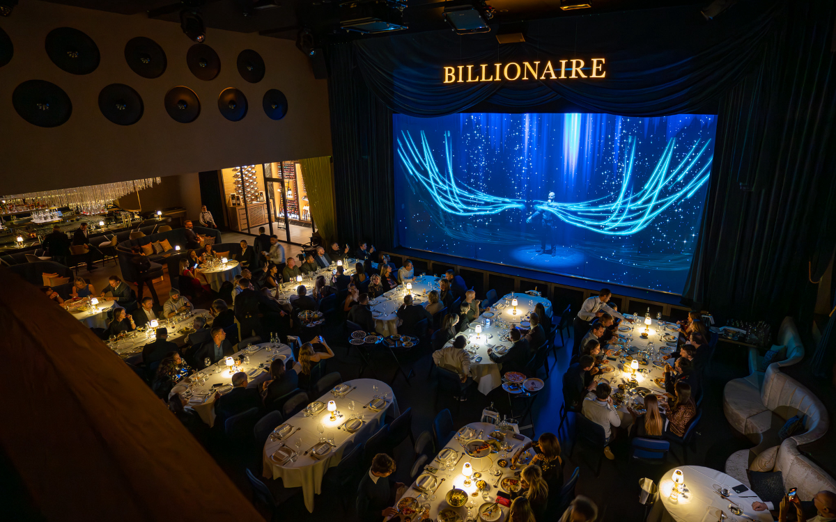 Im Bühnenportal von Billionaire St. Moritz sorgt eine 35 Quadratmeter große Aoto-LED-Wand für die visuelle Inszenierung der Dinner-Shows. (Foto: WSDG)