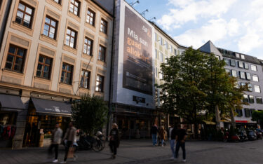 DJE Kapital verknüpft auf seinen Plakaten Begriffe aus der Finanzwelt mit lokalen Bezügen. (Foto: DJE/Lehof)
