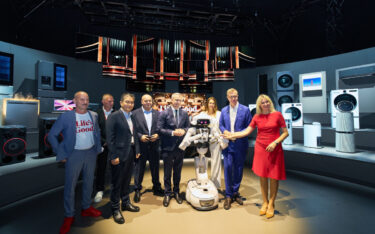 Der Bundesminister für Digitales und Staatsmodernisierung Karsten WIldberger, besuchte zur IFA-Eröffnung den LG-Stand. (Foto: LG)
